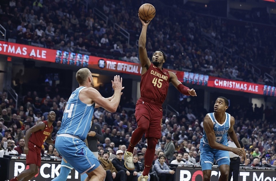 魔术爆冷黄蜂，米切尔送出助攻的简单介绍