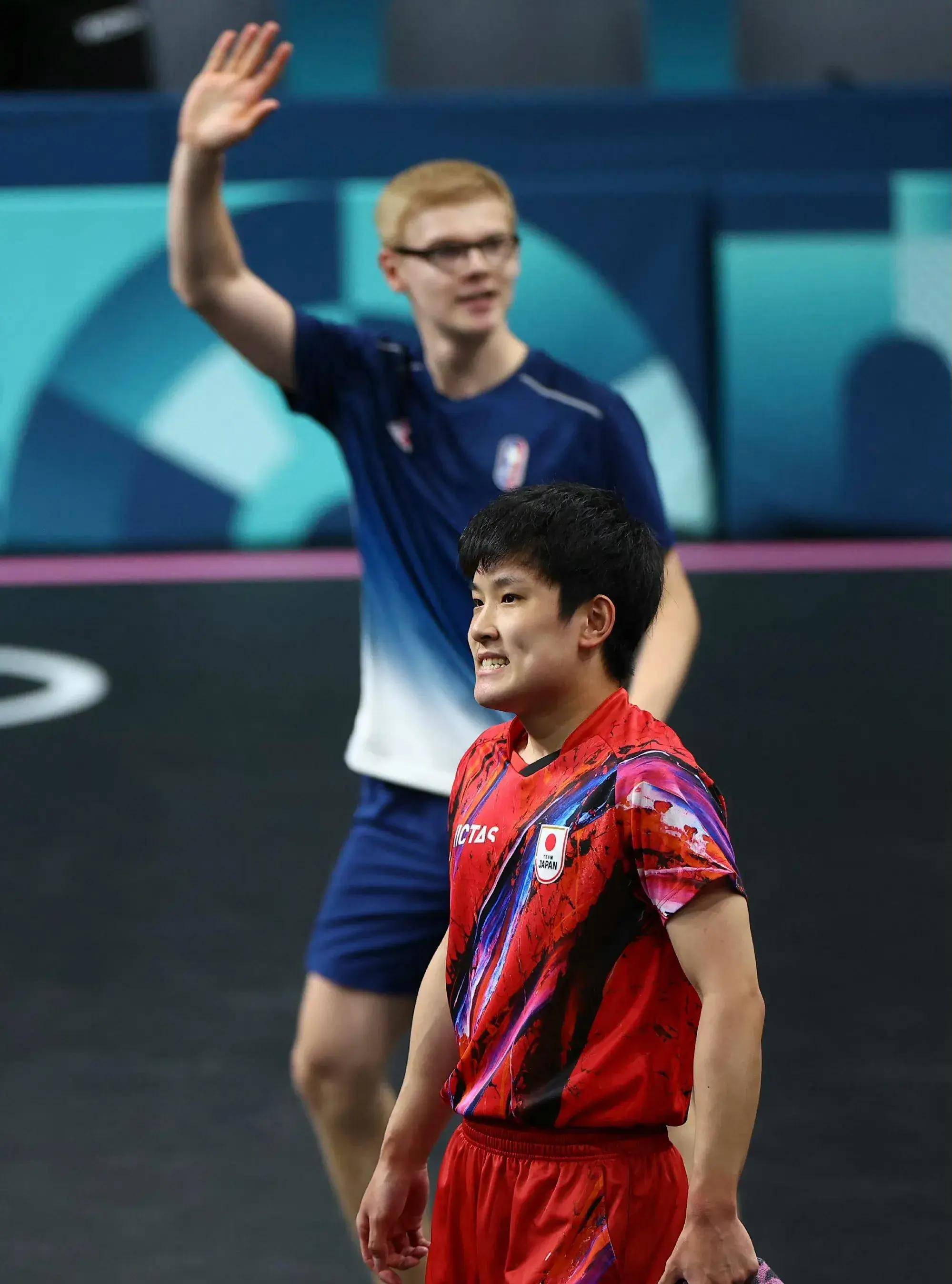 包含日本乒乓球队爆冷中国乒乓球队，张本智和关键制胜的词条