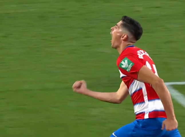 粉丝狂欢:球队胜利庆祝洒热泪 粉丝狂欢:球队胜利庆祝洒热泪