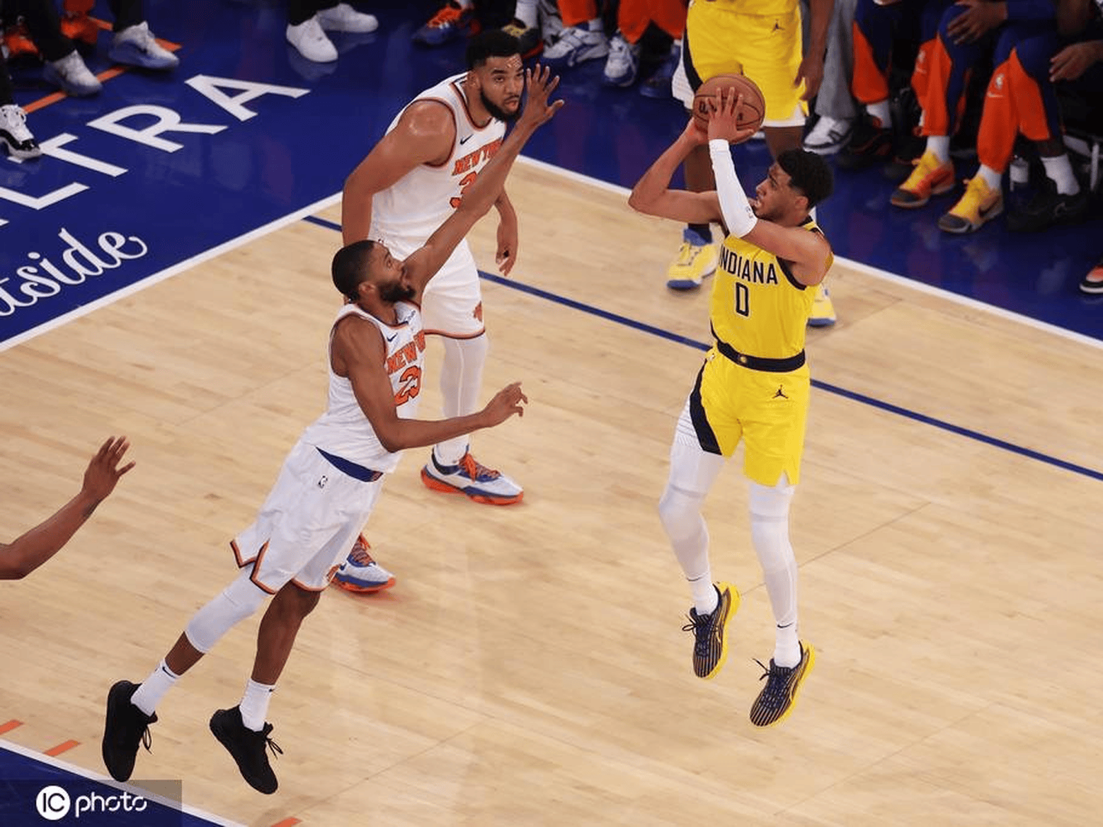 尼克斯客场逆转马刺，兰多夫关键时刻爆发的简单介绍