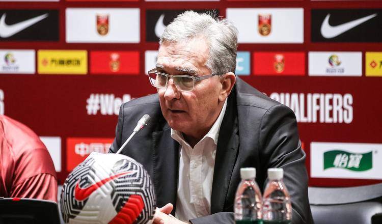 主教练战术精准，带领球队获胜的简单介绍