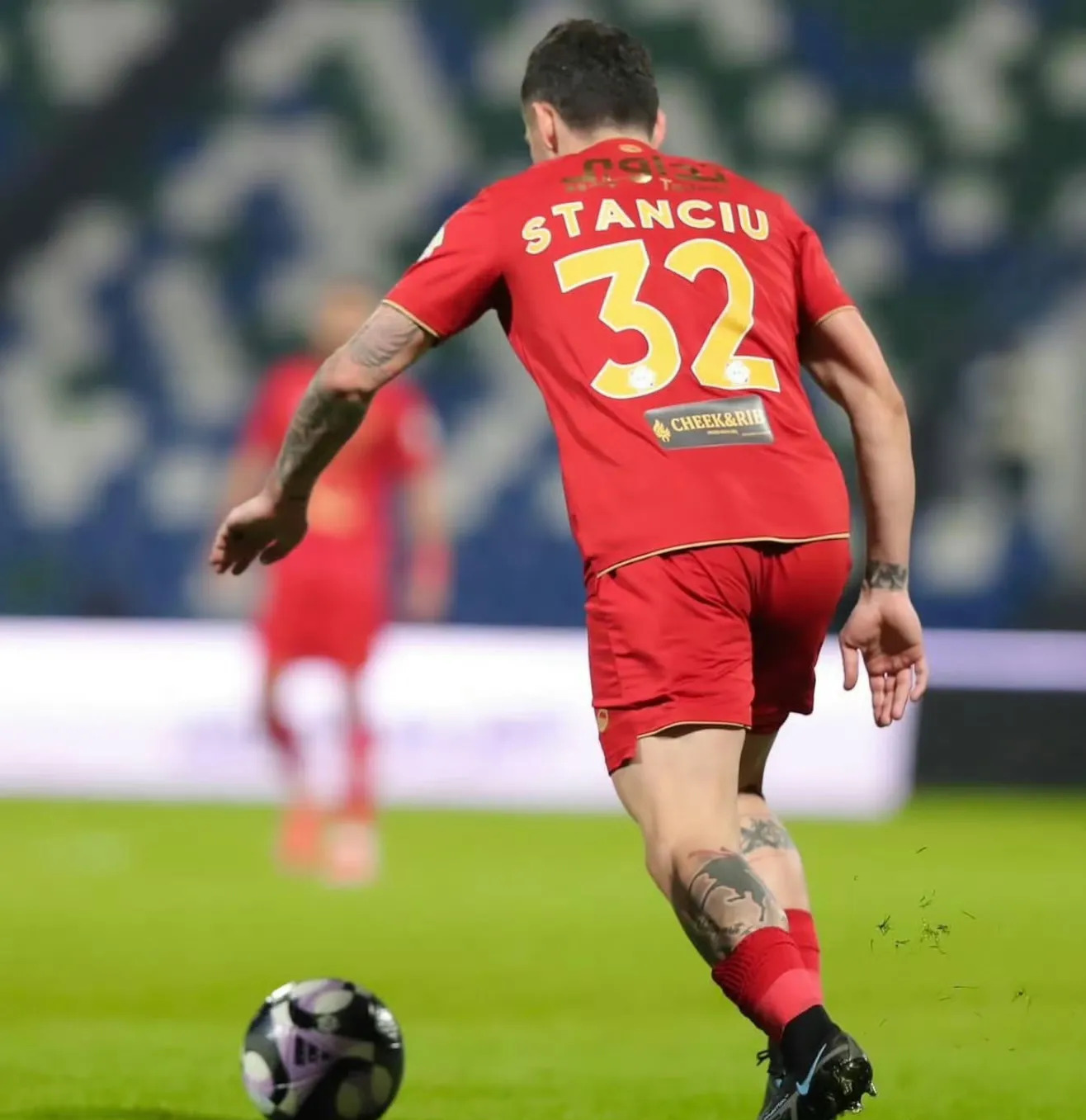 包含热那亚球员表现抢眼，助球队取得胜利的词条