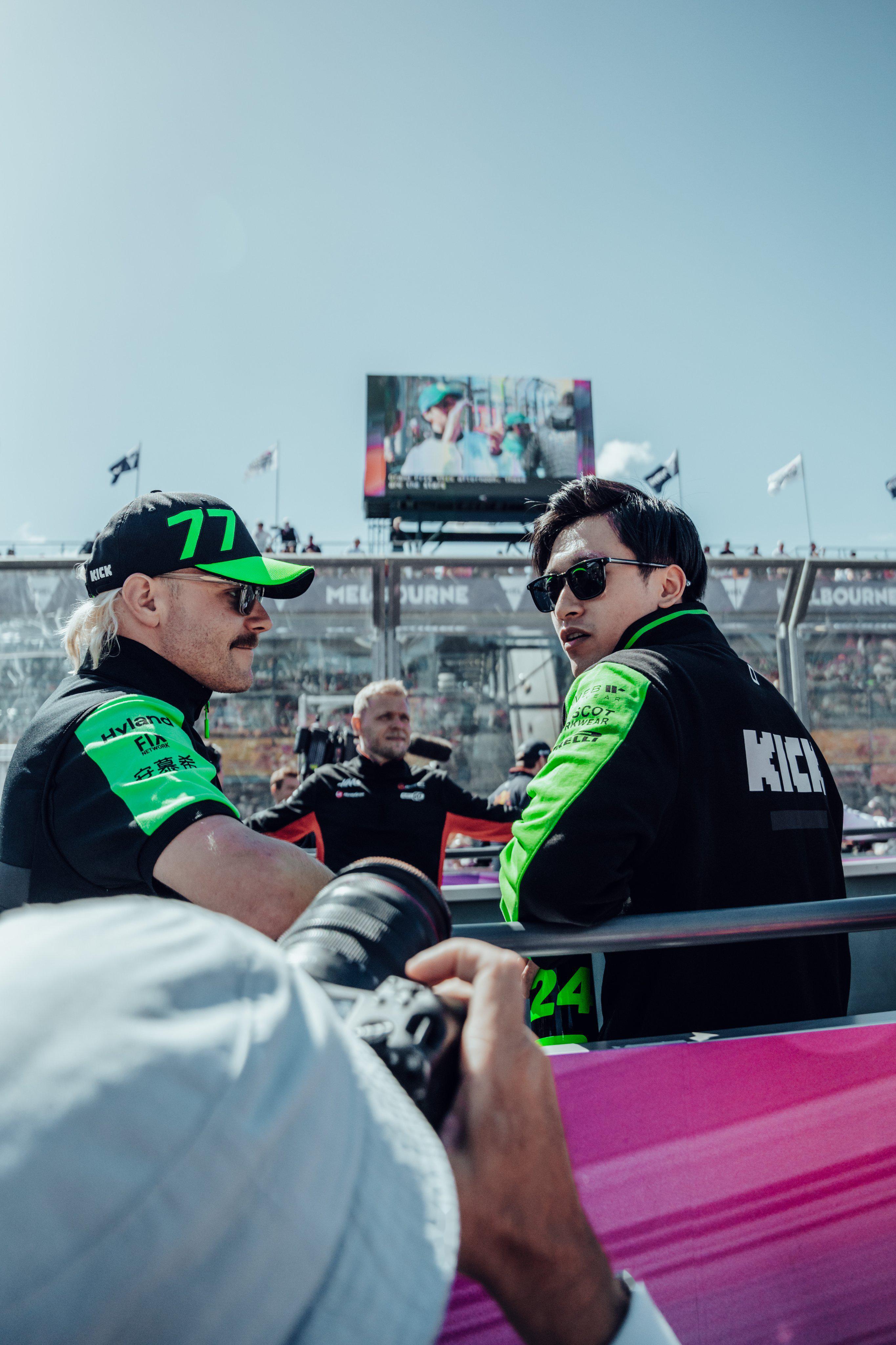 关于梅赛德斯鏖战索伯车队，周冠宇扛起全队的信息