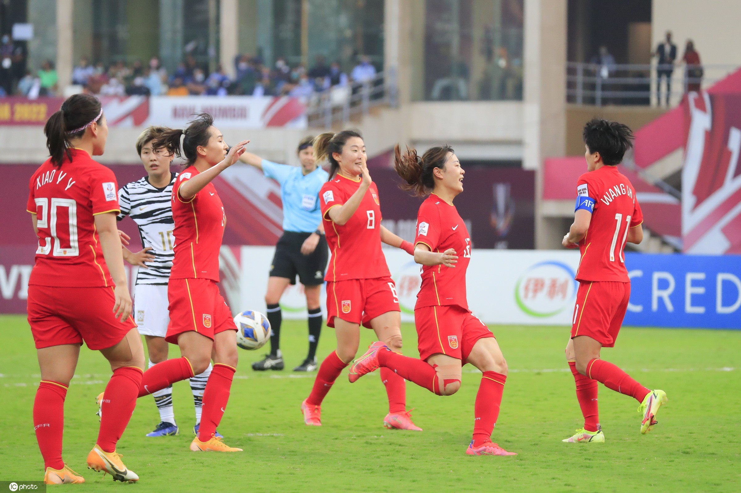 韩国队逆转丹麦队，黄鸭组合点燃赛场的简单介绍